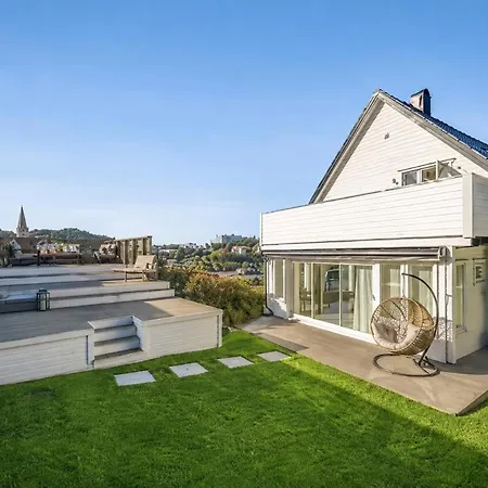 Large Luxury Villa, 3 Bathrooms, Centrally Located In Bergen, 260 M2! Vila *