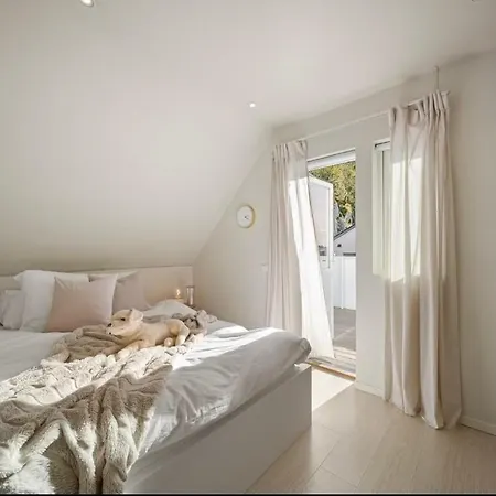 Large Luxury Villa, 3 Bathrooms, Centrally Located In Bergen, 260 M2! Vila