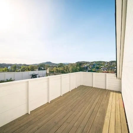 Large Luxury Villa, 3 Bathrooms, Centrally Located In Bergen, 260 M2! Vila Bergen